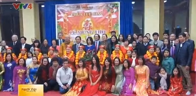 La cérémonie de longévité pour les personnes âgées vietnamiennes en Hongrie. Photo: VTV.