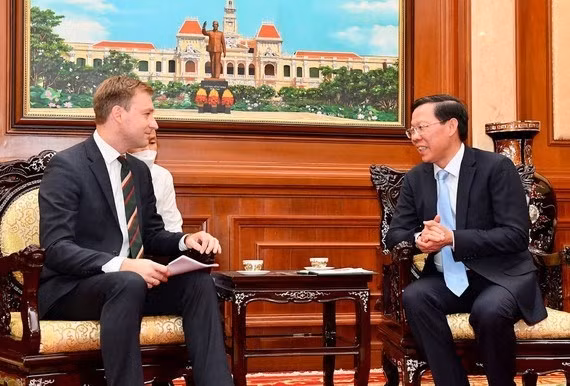 Le président du Comité populaire de Hô Chi Minh-Ville, Phan Van Mai, reçoit le consul général de Biélorussie, Ruslan Varankou, Photo : VNA.