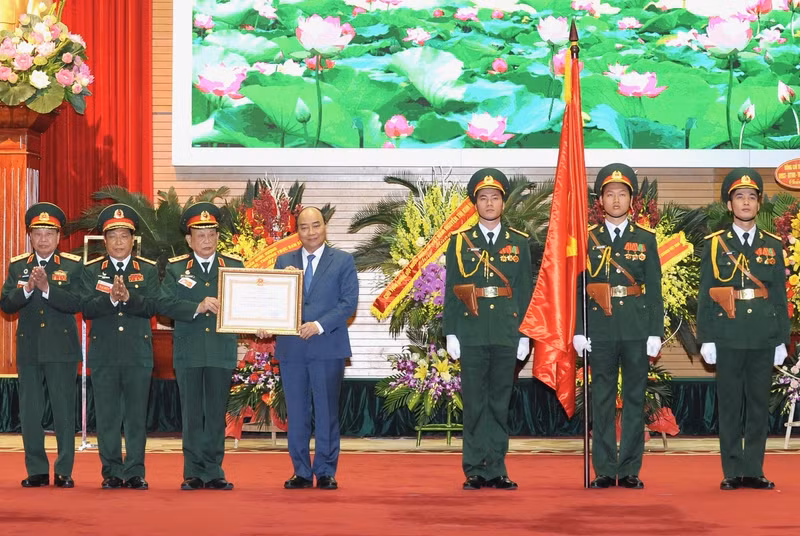 Remise de l’ordre du travail de première classe à l'Association des anciens combattants du Vietnam. Photo: Tran Hai/NDEL.