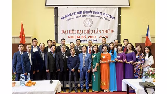 Le nouveau Comité exécutif de l'Association des Vietnamiens de Moravie du Nord et d'Ostrava pour le mandat 2021 - 2026. Photo : VNA.