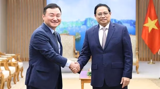 Le Premier ministre Pham Minh Chinh (à droite) et le directeur général de Samsung Electronics, Roh Tae-moon. Photo : VNA.