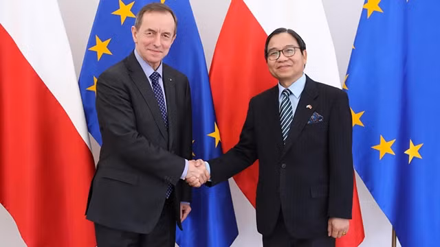 Le président du Sénat polonais Tomasz Pawel Grodzk (à gauche) reçoit l’ambassadeur vietnamien en Pologne, Vu Dang Dung, venu le saluer au terme de son mandat. Photo: Sénat polonais/baoquocte.vn 