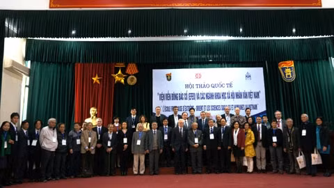 Les délégués participent au colloque. Photo: Duy Khanh/NDEL.