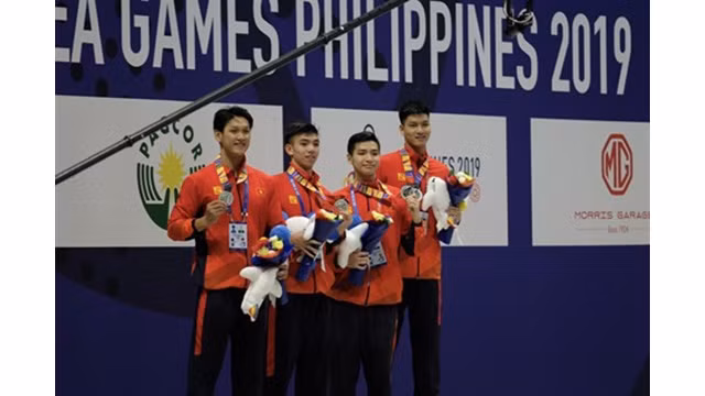 Le nageur vietnamien Nguyên Huy Hoàng (2e à gauche) a remporté le 4 décembre une médaille d'or en 400 m libre masculin.