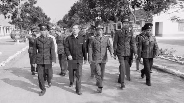 Nguyên Van Linh rend visite au régiment de la Capitale (division 308, corps d’armée numéro 1). Photo: Xuân Lam/VNA