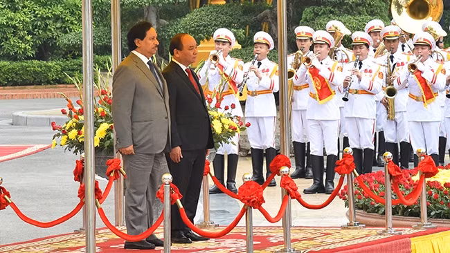 Le PM vietnamien, Nguyên Xuân Phuc (à droite), et son homologue koweïtien, cheikh Jaber Mubarak Al-Hamad Al-Sabad. Photo: VGP.