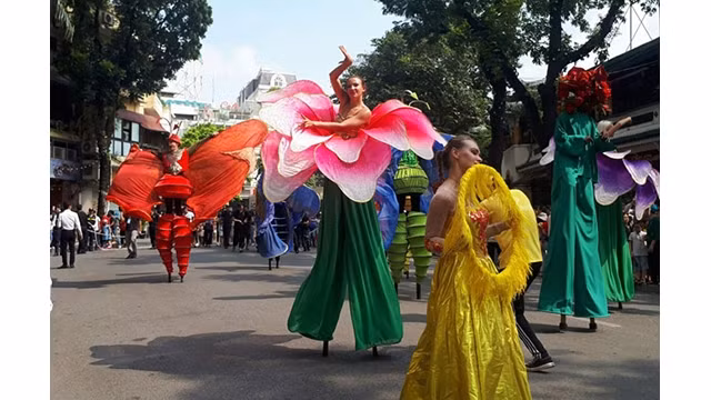 Les activités de promotion culturelle dans l'espace piéton du lac de Hoàn Kiêm et ses environs attirent toujours un grand nombre de visiteurs. Photo : Journal Hanoimoi.