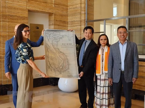 Nguyên Hùng Son, directeur adjoint de l’Académie nationale de la Diplomatie du Vietnam, remet le 16 juin à Bruxelles à Simina Badica, conservatrice de la Maison d'histoire européenne, la Carte géographique du grand An Nam. Photo : VNA.