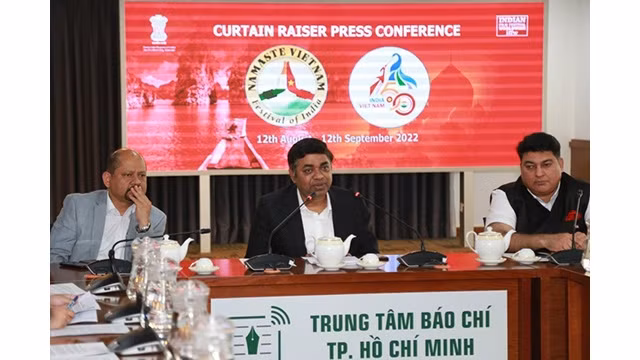 Le consul général de l’Inde, Madan Mohan Sethi (au centre) lors d'une conférence de presse présentant le festival « Bonjour Vietnam 2022 - Namaste Vietnam Festival 2022 ». Photo : NDEL.