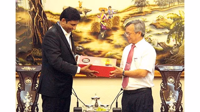  Le directeur général de la compagnie Nestlé Vietnam, Ganesan Ampalavanar, présente de nouveaux produits. Photo: http://www.baodongnai.com.vn/