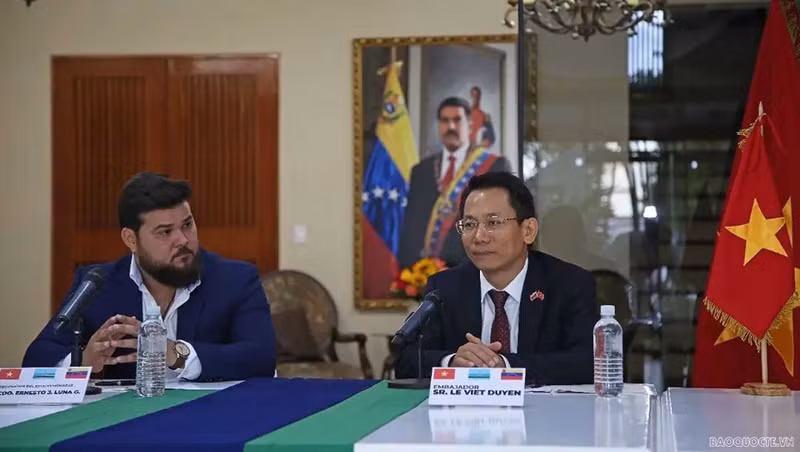 L’ambassadeur vietnamien au Venezuela, Le Viet Duyen (à droite), et le gouverneur de Monagas, Ernesto Luna. Photo: baoquocte.vn
