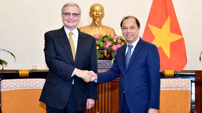 Le vice-ministre vietnamien des Affaires étrangères Nguyên Quôc Dung (à droite) et Jorge Chediek, directeur de l'UNOSSC. Photo : BQT.