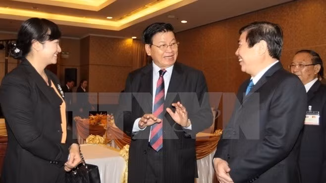 Le PM laotien, Thongloun Sisoulith (au centre), à la rencontre des dirigeants de Hô Chi Minh-Ville. Photo: VNA.