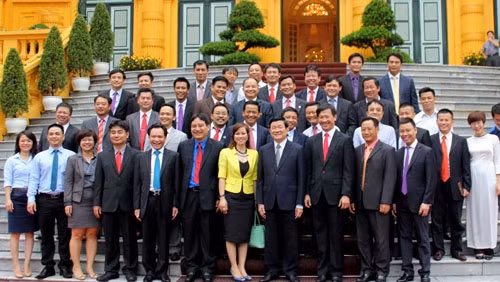 Le Président Truong Tân Sang rencontre les jeunes hommes d’affaires primés du prix Étoile Rouge 2014, jeudi 28 août à Hanoi. Photo: VOV.