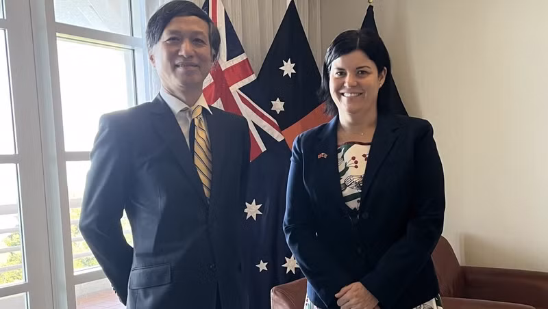 L'ambassadeur du Vietnam en Australie, Nguyen Tat Thanh (à gauche) et la ministre en chef du Territoire du Nord, Natasha Fyles. Photo: VOV