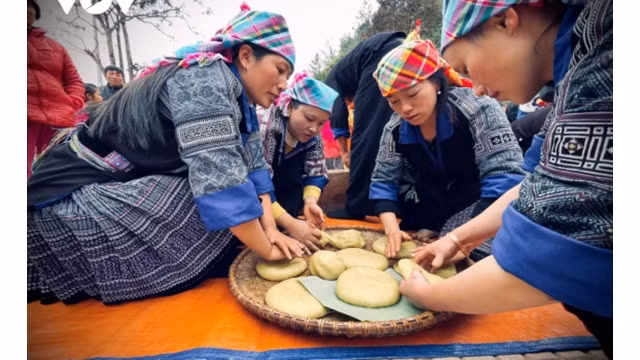 La fête de pilonnage du « bánh dày » dans le district de Mù Cang Chai. Photo : VNA.