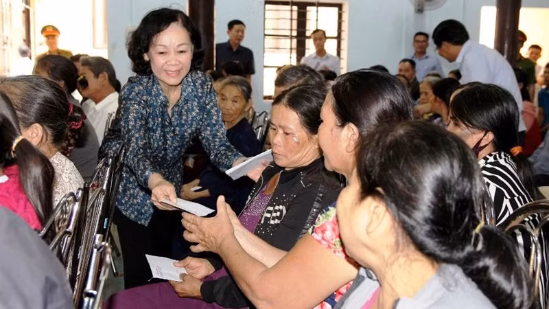 Truong Thi Mai offre des cadeaux à la population locale qui a subi d’énormes dégâts lors du passage de la tempête Molave. Photo : NDEL.