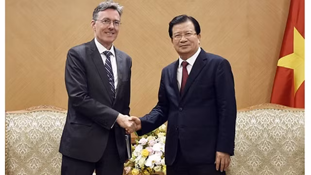 Le Vice-Premier ministre Trinh Dinh Dung (à droite) et le vice-président de l’AIIB, Joachim von Amsberg, le 11 septembre à Hanoi. Photo : VGP.