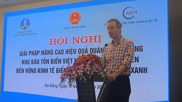 Jacob Brunner, représentant de l’Union internationale pour la conservation de la nature, prend la parole lors de la conférence. Photo : tongcucthuysan.gov.vn.