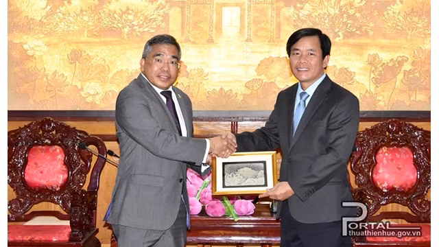 Le président du Comité populaire provincial de Thua Thiên Huê, Nguyên Van Phuong (à droite) et l’ambassadeur extraordinaire et plénipotentiaire des Philippines au Vietnam, Meynardo L.B. Montealegre (à gauche). Photo : thuathienhue.gov.vn