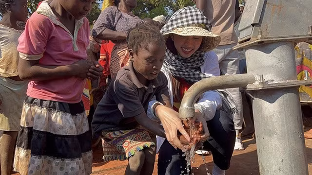 Miss Thuy Tiên fait don de puits d'eau potable à des Africains. Photo : vtc.vn