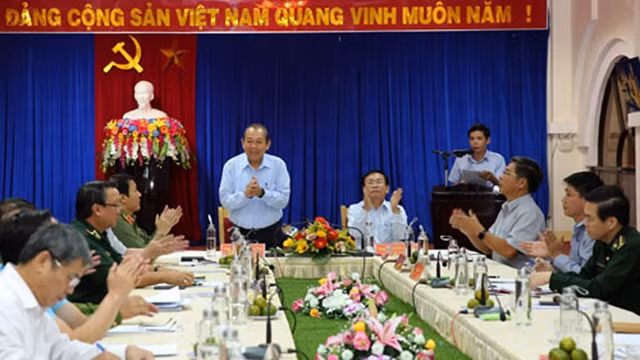 Le Vice-Premier ministre Truong Hoa Binh (debout) lors de sa séance de travail avec les dirigeants de la province de Kon Tum. Photo : VGP.