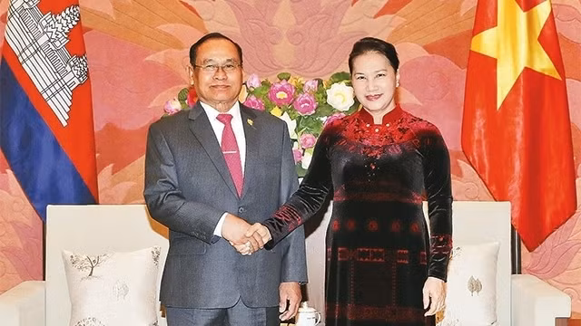 La Présidente de l'AN du Vietnam, Nguyên Thi Kim Ngân (à droite), et le vice-présent du Sénat cambodgien, Tep Ngorn. Photo : VNA.
