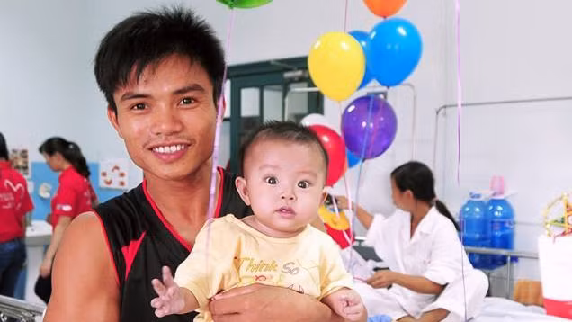 2.700 enfants atteints de cardiopathie ont été opérés gratuitement ces sept dernières années. Photo: traitimchoem.vtv.vn.