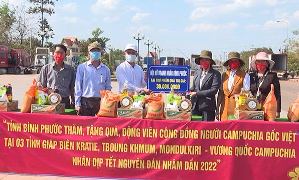  La province de Binh Phuoc offre plus de 1 000 cadeaux à la communauté des cambodgiens d’origine vietnamienne. Photo: Journal Thoi Dai