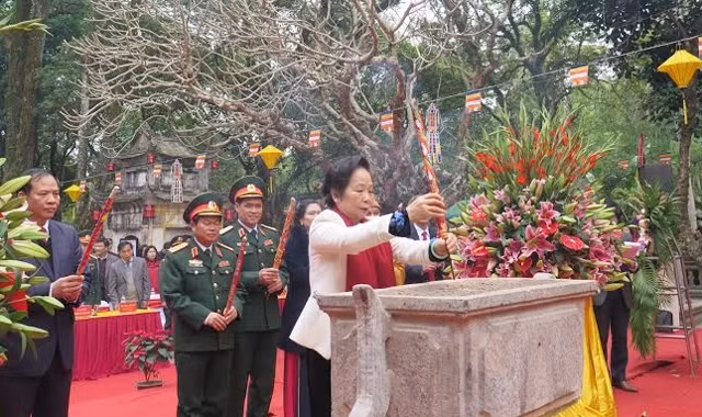 La vice-présidente du Vietnam, Nguyên Thi Doan à la pagode de Côn Son. Photo: NDEL.