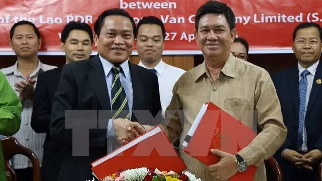 Le vice-ministre laotien du Plan et de l'Investissement, Sisou Phanthong (à droite), et le directeur de la Sarl Long Vân, Pham Ngoc Long. Photo: VNA.
