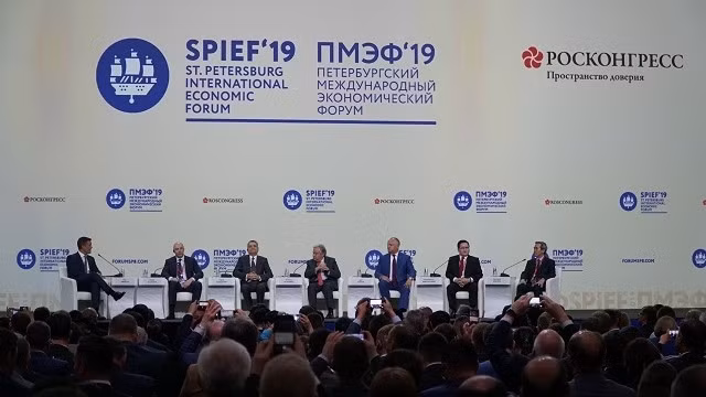 Le président de la Commission économique du CC du PCV, Nguyên Van Binh (1er à droite), lors d’un dialogue de haut rang dans le cadre du SPIEF 2019. Photo : NDEL.