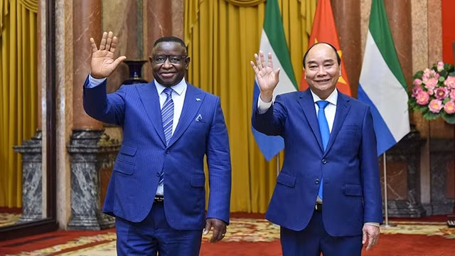 Le Président de Sierra Leone, Julius Maada Bio (à gauche) et homologue vietnamien Nguyên Xuân Phuc. Photo : baoquocte.vn.