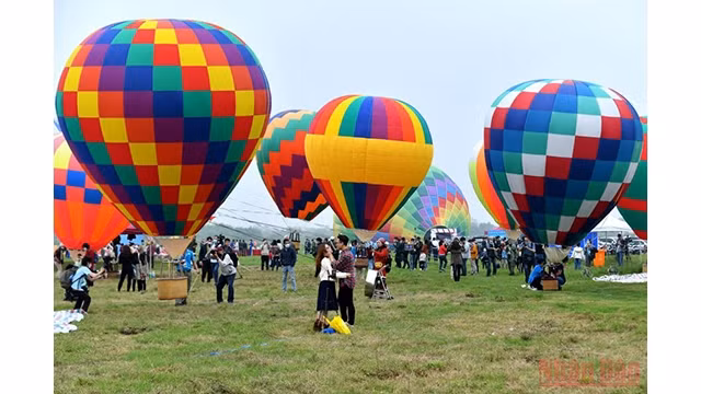 Vivre une expérience enthousiasmante avec des montgolfières à Hanoi. Photo: NDEL