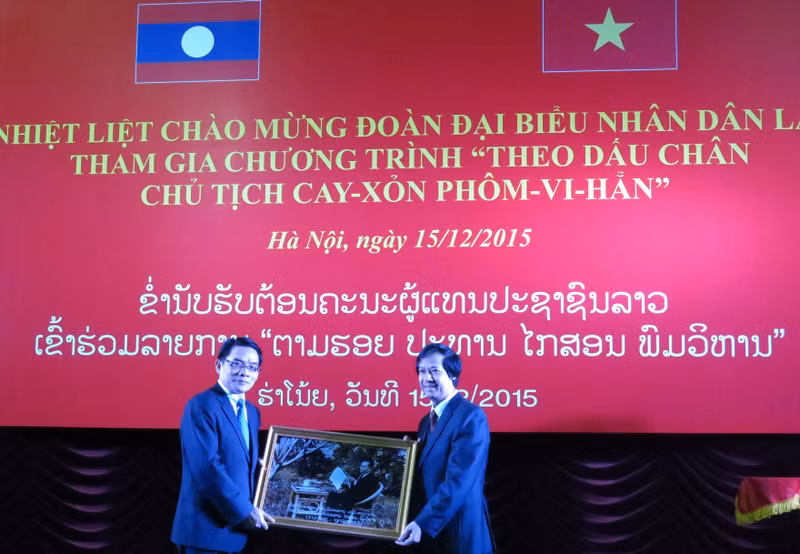 Vilayvong Bouddakham (à gauche), premier secrétaire du Comité central de l'Union de la Jeunesse populaire révolutionnaire du Laos, et Nguyên Kim Son, recteur adjoint de l’Université nationale de Hanoi. Photo: LG/NDEL.