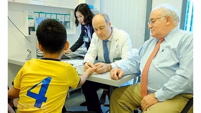 Le médecin français Stéphane Guero (au centre). Photo : thoidai.com.vn.