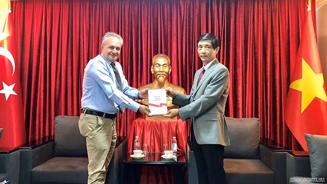 Le professeur, docteur Merthan Dundar, directeur de l'APAM offre un exemplaire du livre « Recherche sur le Vietnam en Turquie » à l'ambassadeur Trân Quang Tuyên. Photo : baoquocte.vn