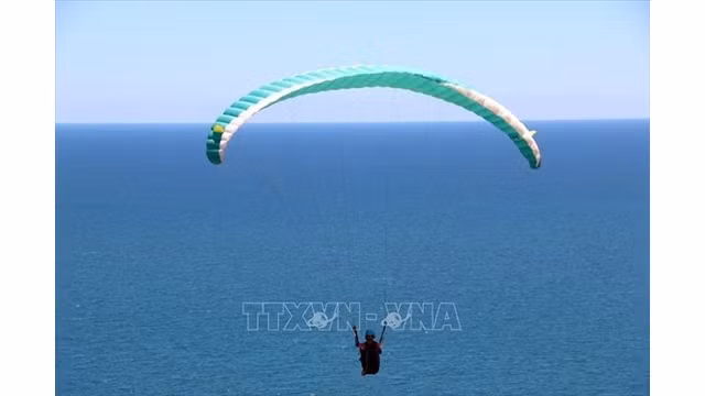 Parapente aventureux unique à Binh Thuân. Photo : VNA.