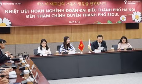 Une mission du Conseil populaire de Hanoi travaille à Séoul. Photo: HNM.
