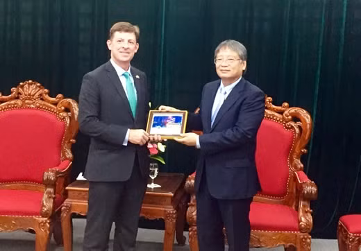 Le vice-président du Comité populaire de la ville de Dà Nang, Nguyên Ngoc Tuân (à droite), et le consul général des États-Unis à Hô Chi Minh-Ville, Timothy Liston, le 20 juin, à Dà Nang. Photo: cadn.com.vn.
