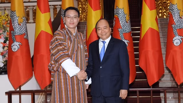 Le PM Nguyên Xuân Phuc (à droite) et le président du Conseil national du Bhoutan, Tashi Dorji, le 13 mai à Hanoi. Photo : Trân Hai/NDEL.