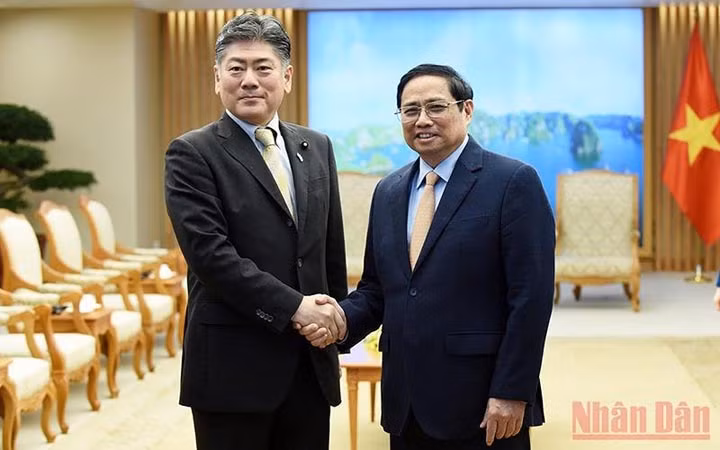 Le Premier ministre vietnamien, Pham Minh Chinh (à droite), et le ministre japonais de la Justice Furukawa Yoshihisa, à Hanoi, le 30 juin. Photo : NDEL.