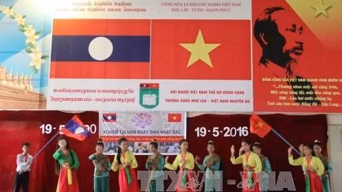 Un numéro artistique interprété lors de la cérémonie de célébration du 126e anniversaire de la naissance du Président Hô Chi Minh, au Laos. Photo: VNA.