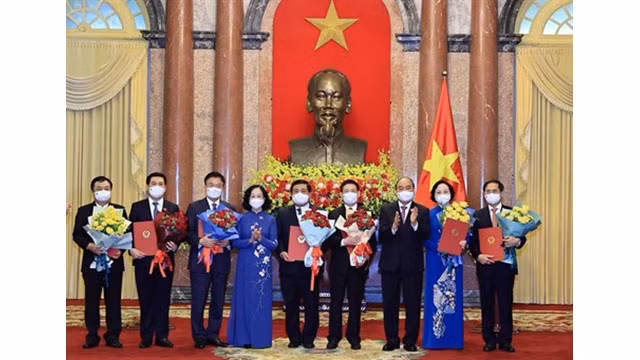 Le Président Nguyên Xuân Phuc (3e à droite) remet la décision de nomination à des membres du gouvernement. Photo : VNA.