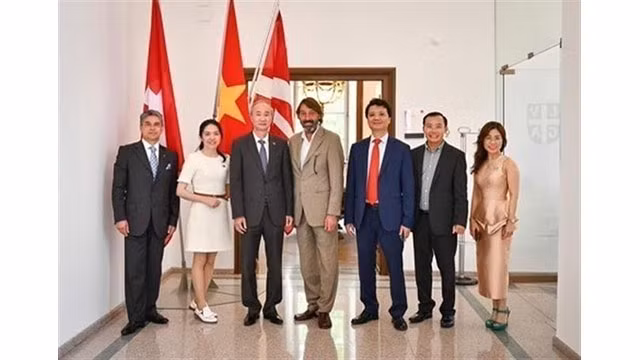 L'ambassadeur du Vietnam en Suisse, Phùng Thê Long (3e à partir de la gauche), et des représentants d'entreprises suisses. Photo : VNA.