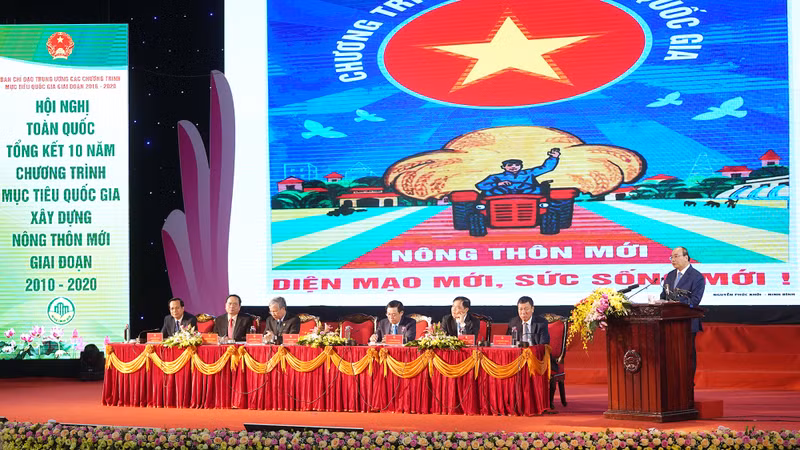 Le PM Nguyên Xuân Phuc prend la parole lors de la conférence sur les 10 ans de mise en œuvre du programme national cible sur l’édification de la Nouvelle Ruralité, le 19 octobre à Nam Dinh. Photo : VGP.