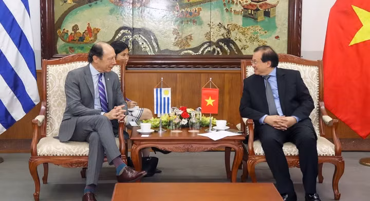 Le vice-ministre vietnamien de la Culture, des Sports et du Tourisme, Ta Quang Dông (à droite), et l’ambassadeur uruguayen au Vietnam, Rau Juan Pollak Giampietro. Photo : thoidai.
