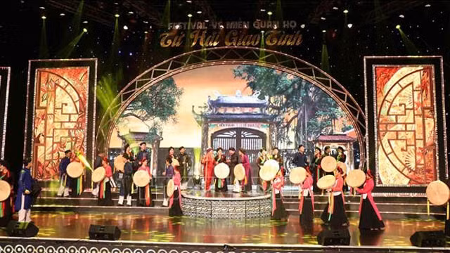 Représentation du spectacle « quan ho » de Bac Ninh. Photo: VNA
