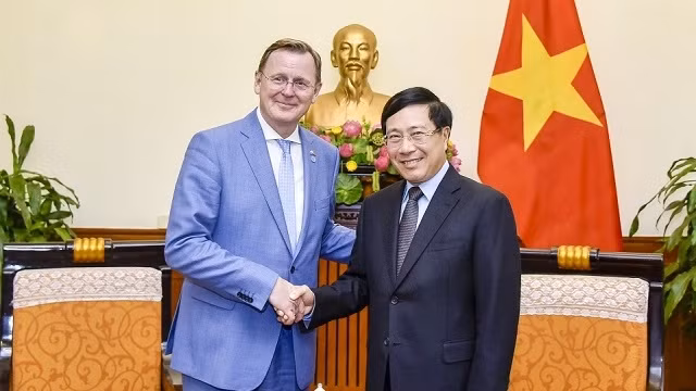 Le Vice-PM et ministre vietnamien des Affaires étrangères, Pham Binh Minh (à droite), et le ministre-président du Land allemand de Thuringe, Bodo Rammelow, le 8 avril à Hanoi. Photo : baoquocte.