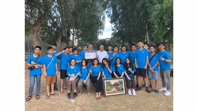 L'ambassadeur Dô Manh Hùng et la délégation des élèves vietnamiens participant à un concours robotique en Israël. Photo: VNA